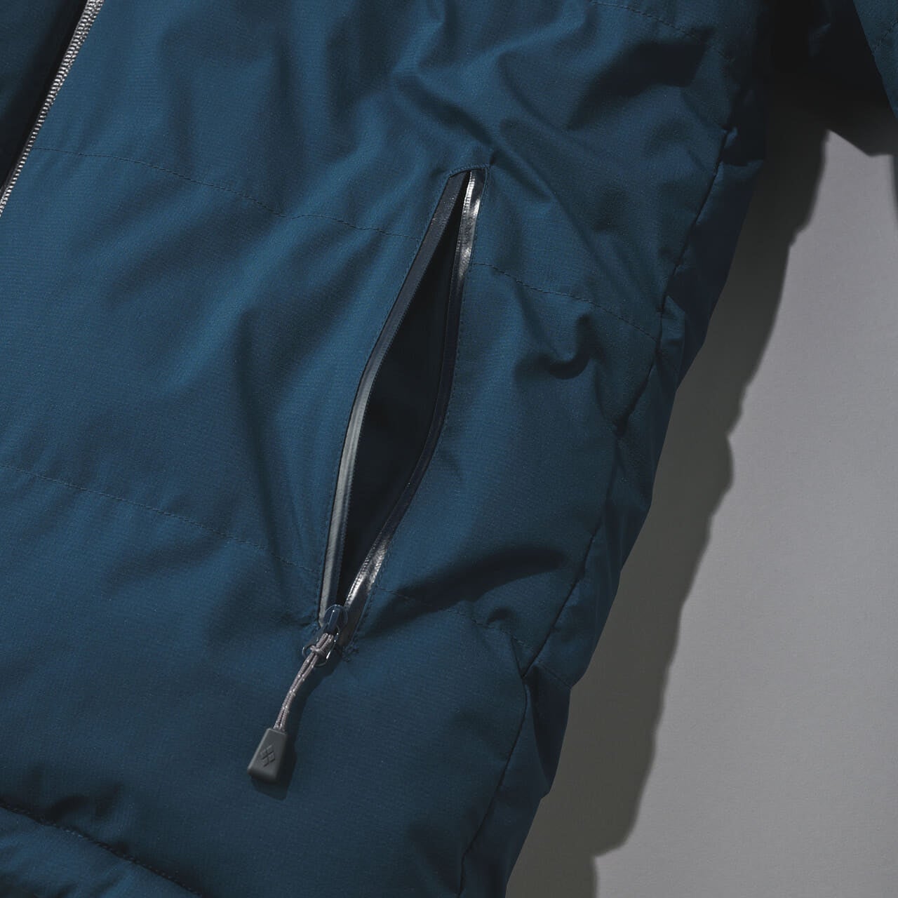 モンベルのパーマフロスト ダウンパーカのハンドウォーマーポケット