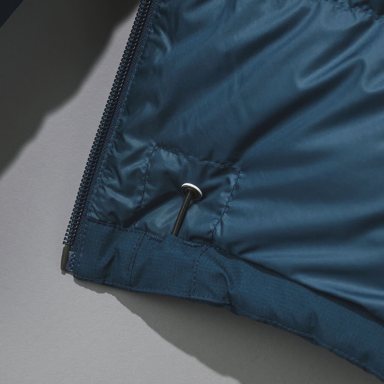 モンベルのパーマフロスト ダウンパーカのリードインコード・システム