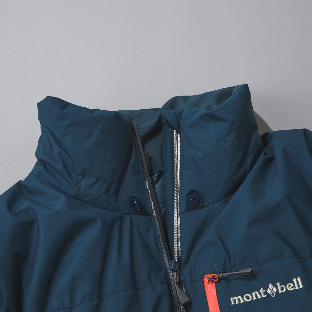 モンベルのパーマフロスト ダウンパーカのスタンドカラー