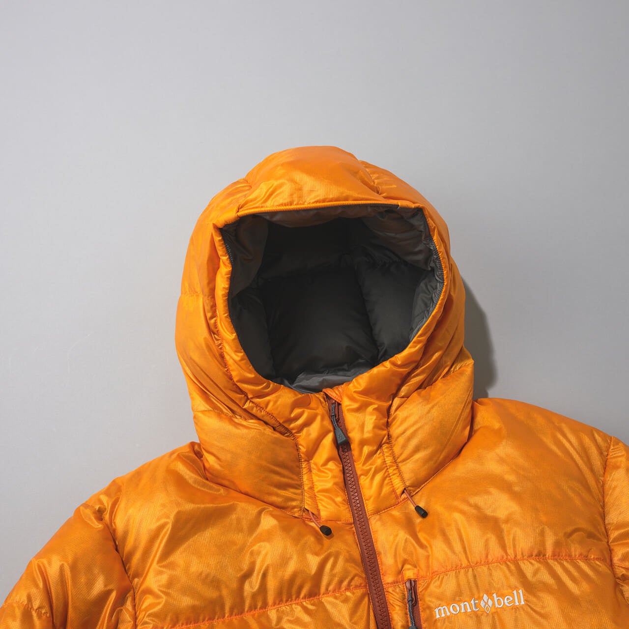 モンベルのアルパインダウンのパーカヘルメット対応のフード
