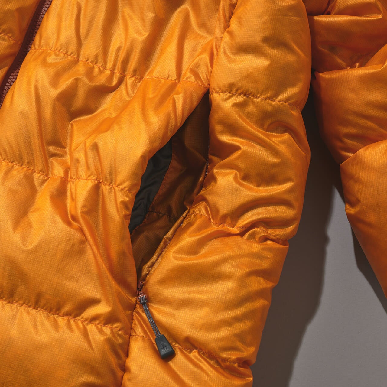 モンベルのアルパインダウン パーカのハンドウォーマーポケット