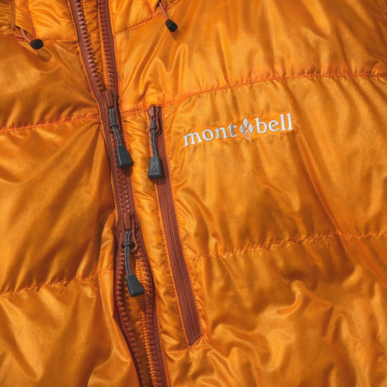 モンベルのアルパインダウン パーカのフロントジップと胸ポケット