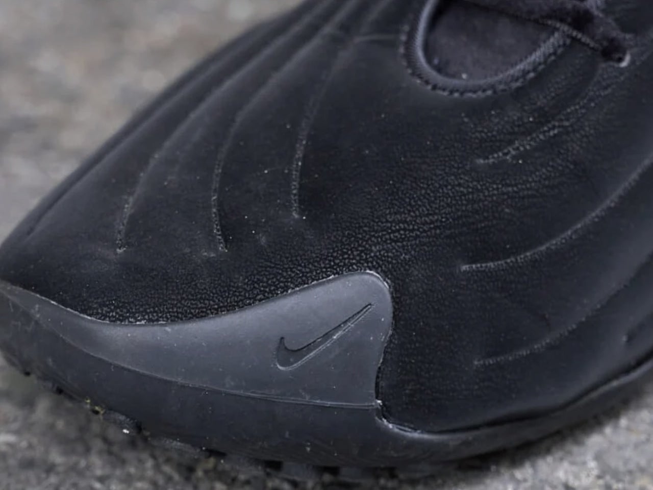 [Gallery]AIがデザインした「ナイキ」の黒スニーカーはテックにもクラッシックにも汎用性抜群！【おしゃれな人はメジャーブランドの愛用スニーカーをどう履く？Vol.130】