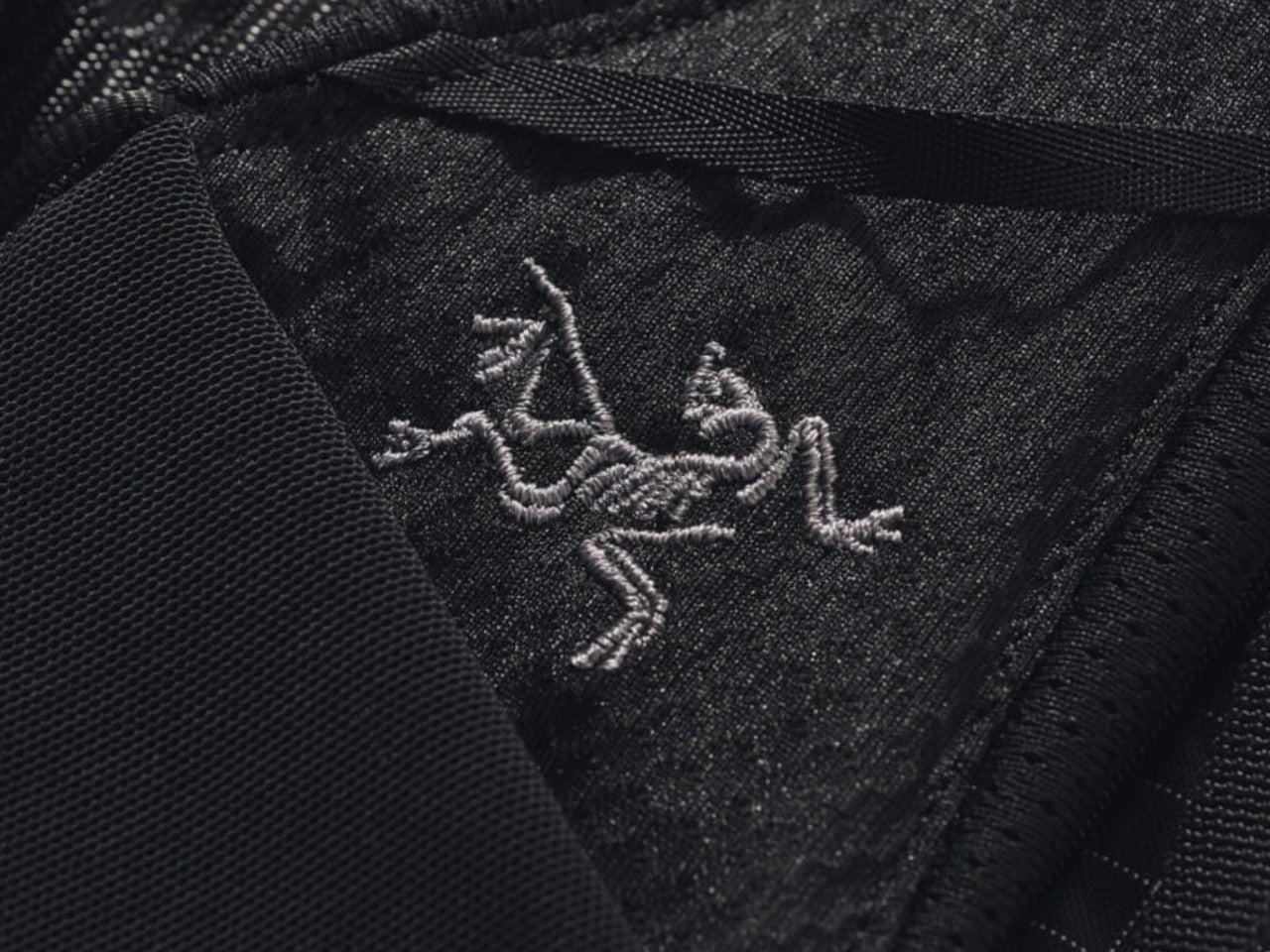 [Gallery]買ってよかった「アークテリクス」４選を正解着こなしつきで。黒シェルジャケット、バッグやスニーカーにヴェイランスも！［ARC’TERYX］