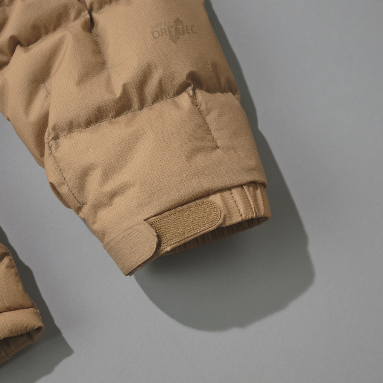 モンベルのイグニスダウン パーカのアルパインカフ