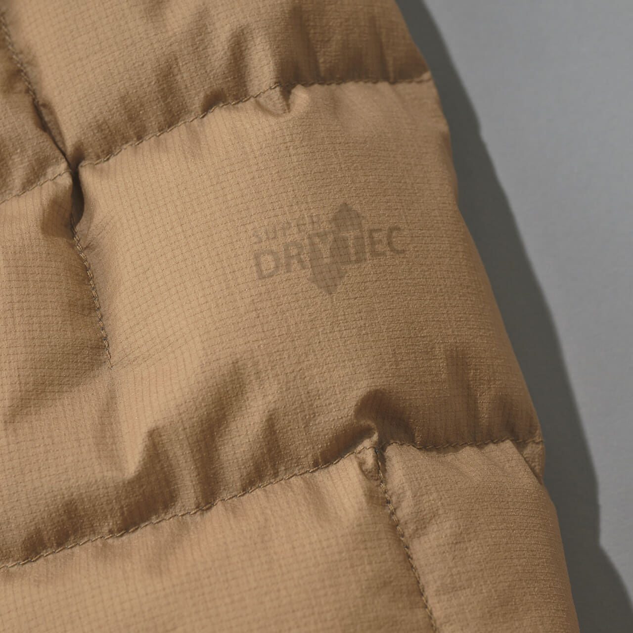 モンベルのイグニスダウン パーカのキルティング