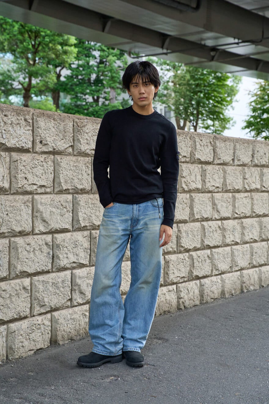 [稲井 孝太朗] 「ストーンアイランド」の黒ニットに「ティンバーランド」のブーツ。上質なアイテムでシンプルな着こなしを格上げ【メンズノンノモデルの私服スナップ】