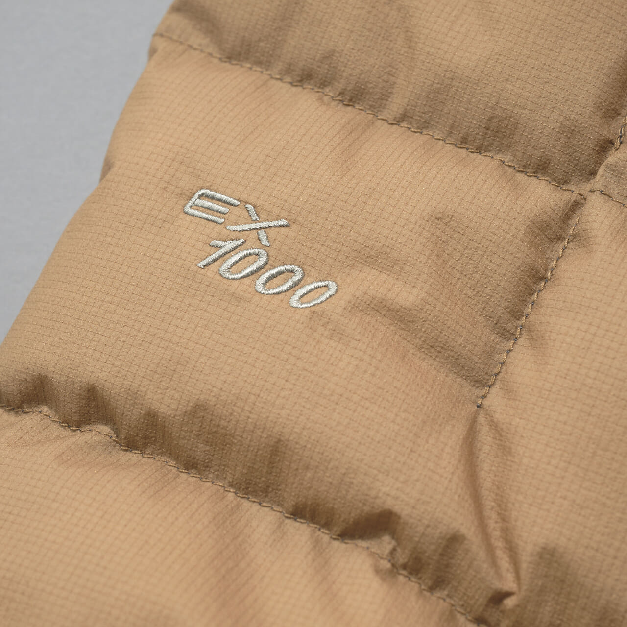 モンベルのイグニスダウン パーカの1000フィルパワーEXダウン