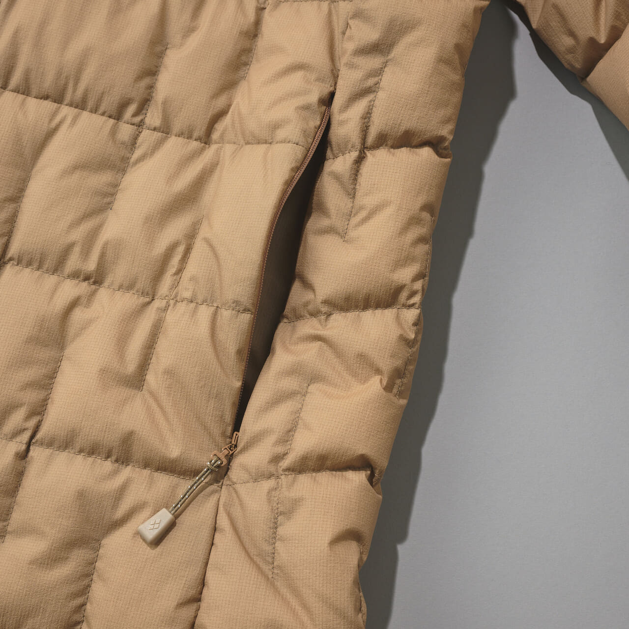 モンベルのイグニスダウン パーカのハンドウォーマーポケット