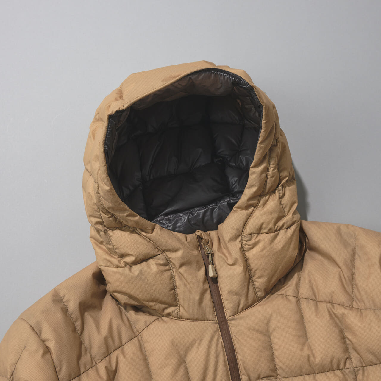 モンベルのイグニスダウン パーカのフード