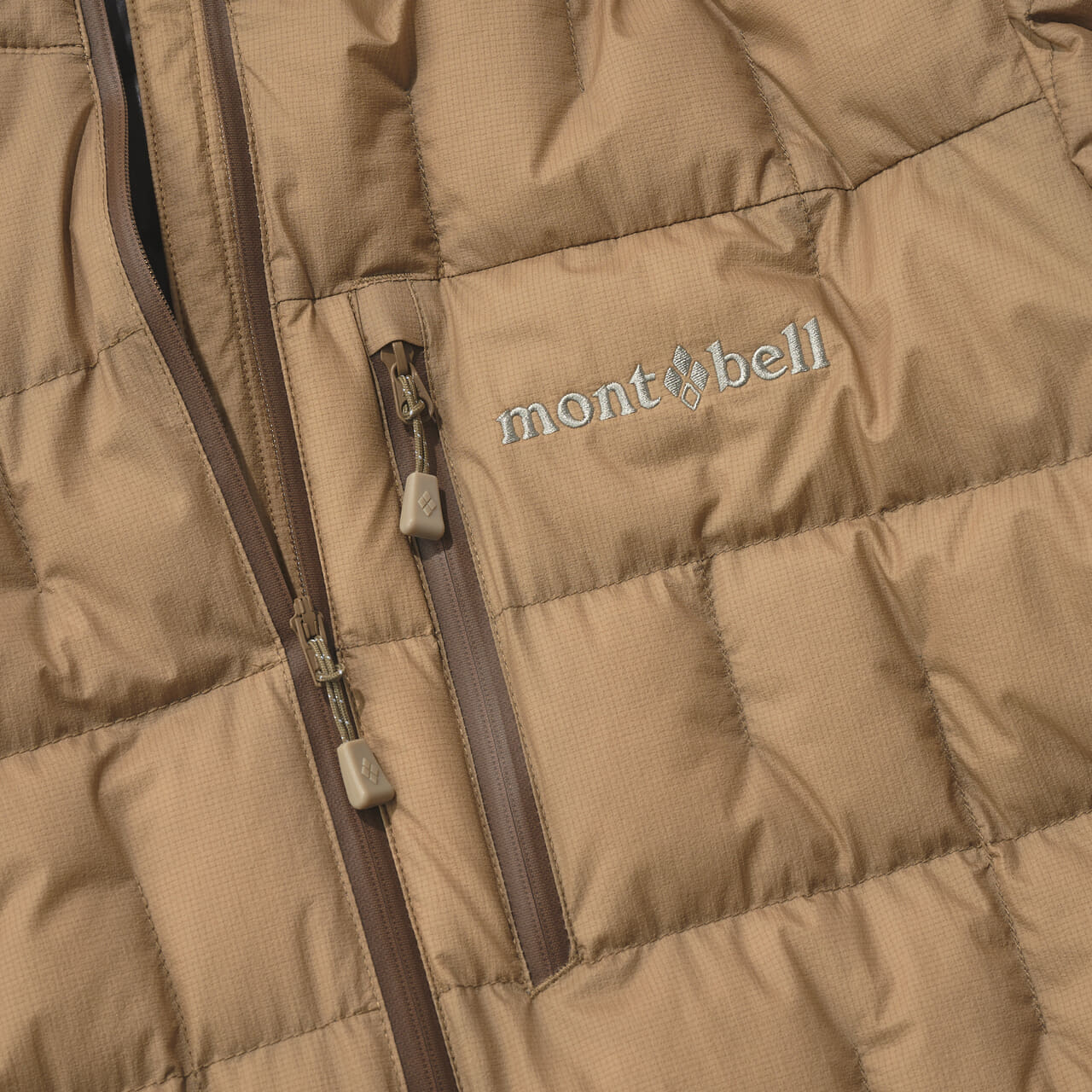 モンベルのイグニスダウン パーカのフロントジップと胸ポケット