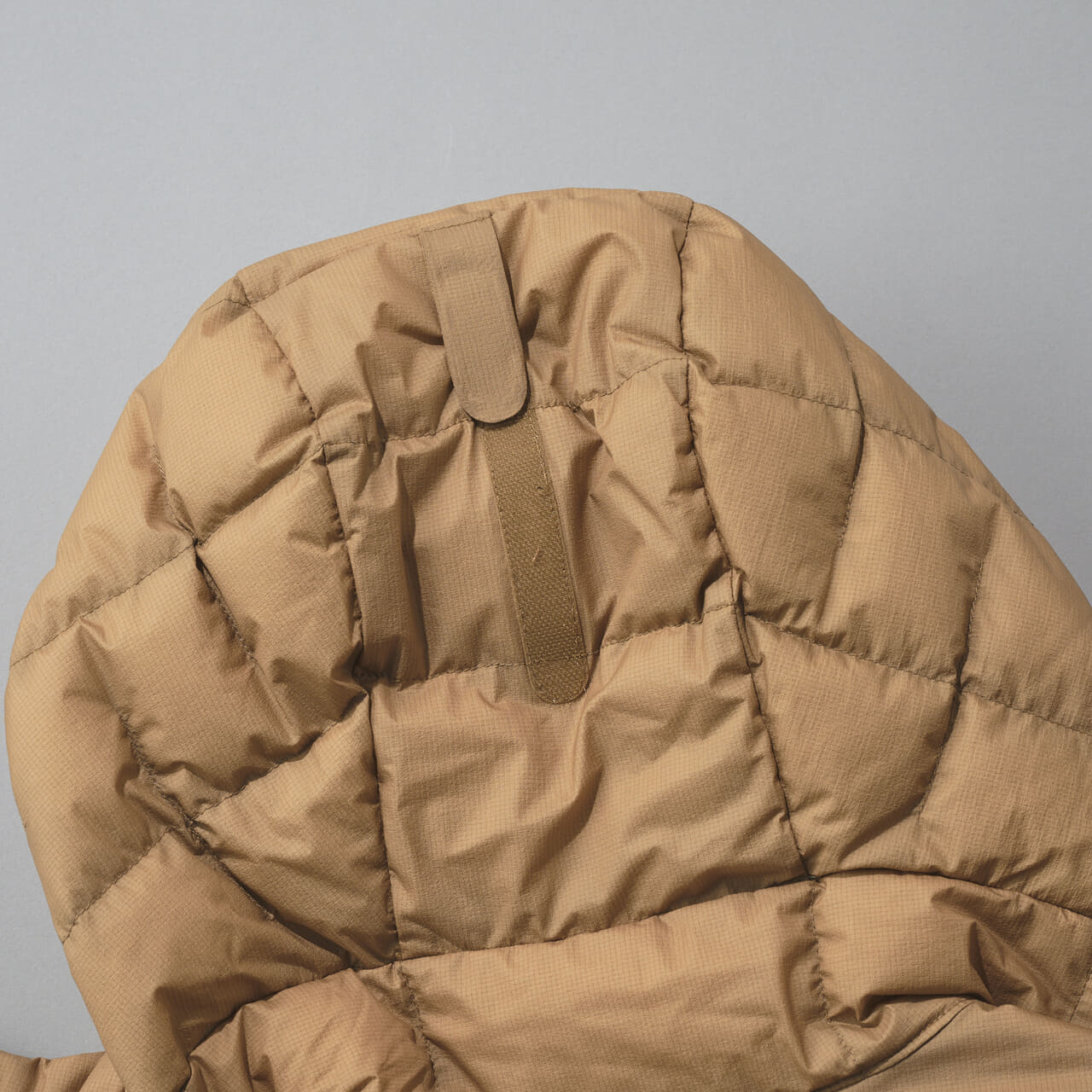 モンベルのイグニスダウン パーカのフードのベルクロ