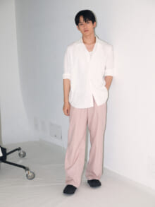 [樋之津 琳太郎] 「オーラリー」のシャツ＆パンツの上品なリラックスコーデを「ビルケンシュトック」の黒で引き締めて【メンズノンノモデルの私服スナップ】