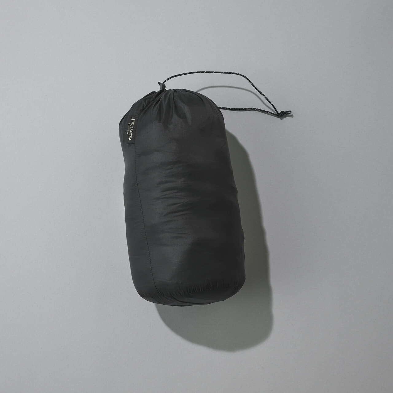 モンベルのパーマフロスト ライトダウンパーカのスタッフサック