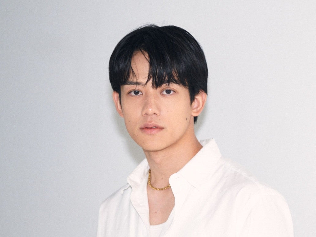 [樋之津 琳太郎] 「オーラリー」のシャツ＆パンツの上品なリラックスコーデを「ビルケンシュトック」の黒で引き締めて【メンズノンノモデルの私服スナップ】