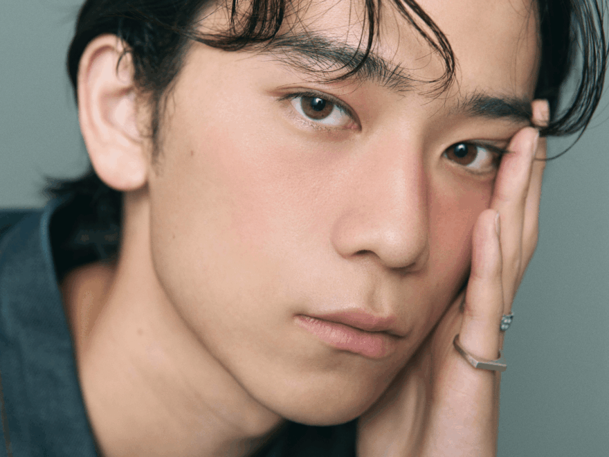 僕らの秋顔はチークで作る。メイク初心者メンズでも簡単に挑戦できる、旬の自然な血色感をプロが指南