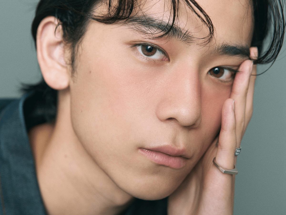 僕らの秋顔はチークで作る。メイク初心者メンズでも簡単に挑戦できる、旬の自然な血色感をプロが指南