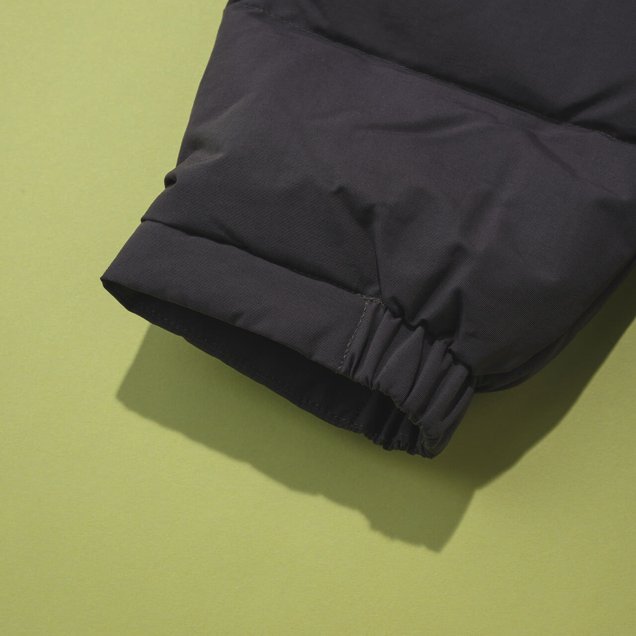 パタゴニアのメンズ・ダウンドリフト・ジャケットの袖口