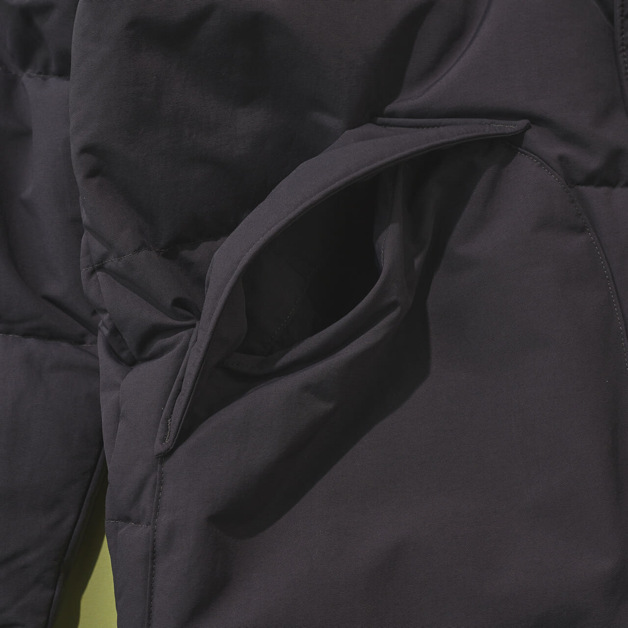 パタゴニアのメンズ・ダウンドリフト・ジャケットのフロントポケット