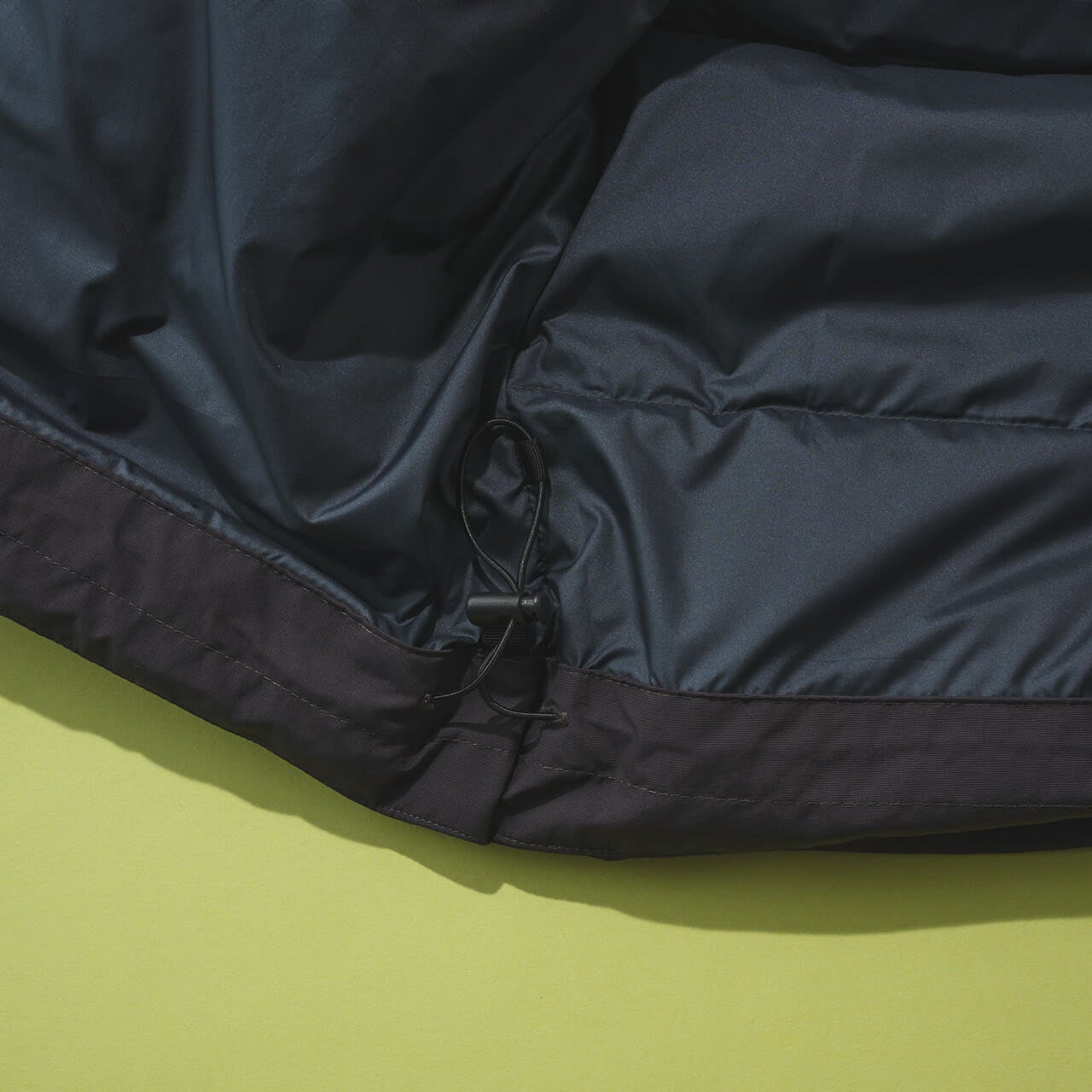 パタゴニアのメンズ・ダウンドリフト・ジャケットの裾のドローコード