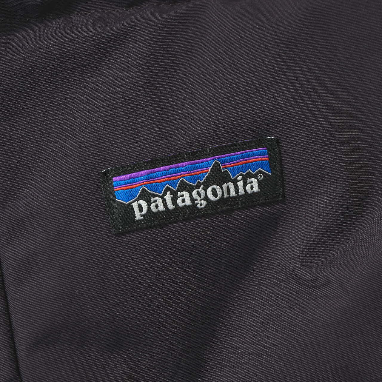 パタゴニアのメンズ・ダウンドリフト・ジャケットのブランドロゴ