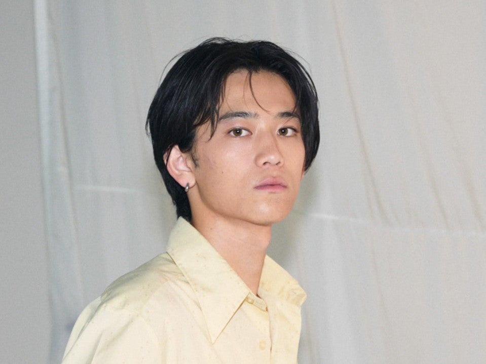 [小方 蒼介] 「ホカ」のスニーカーは登山もいけちゃう履き心地！「ジュエッテ」のシルバーリングをグッドアクセントにした秋デニムスタイル！【メンズノンノモデルの私服スナップ】