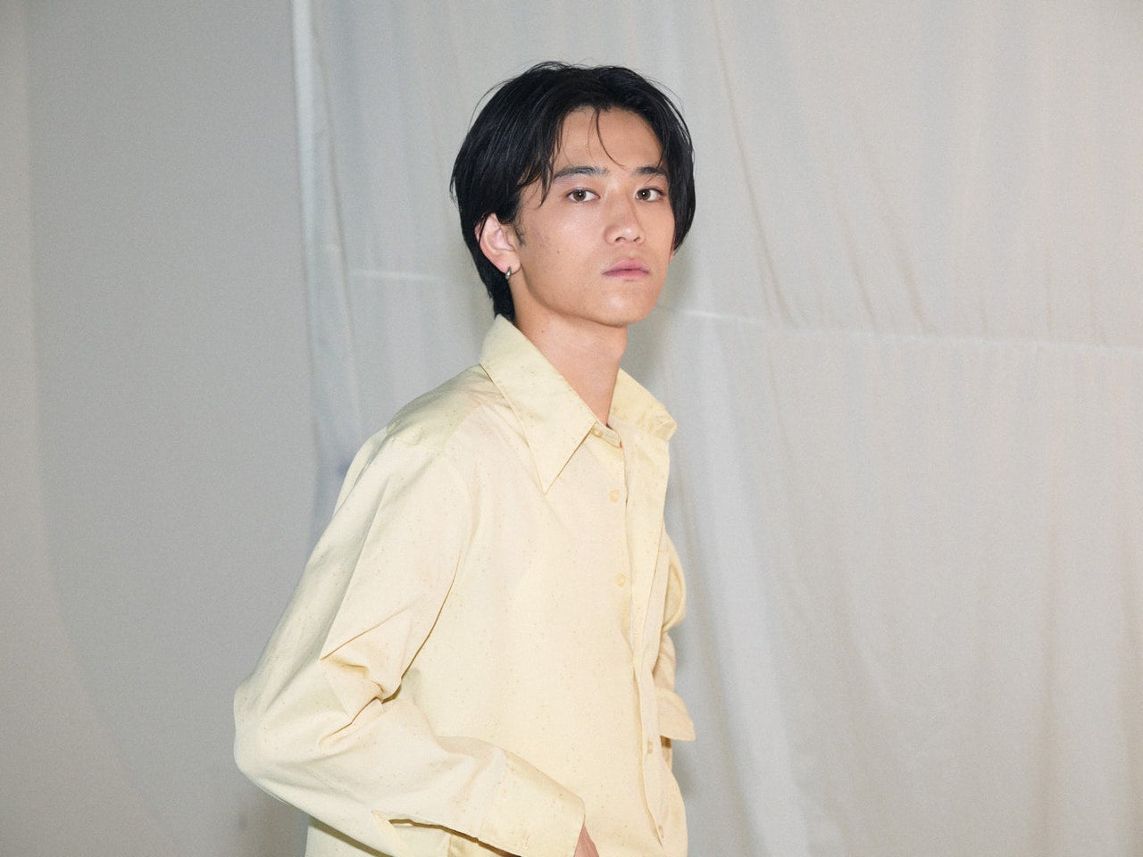 [小方 蒼介] 「ホカ」のスニーカーは登山もいけちゃう履き心地！「ジュエッテ」のシルバーリングをグッドアクセントにした秋デニムスタイル！【メンズノンノモデルの私服スナップ】