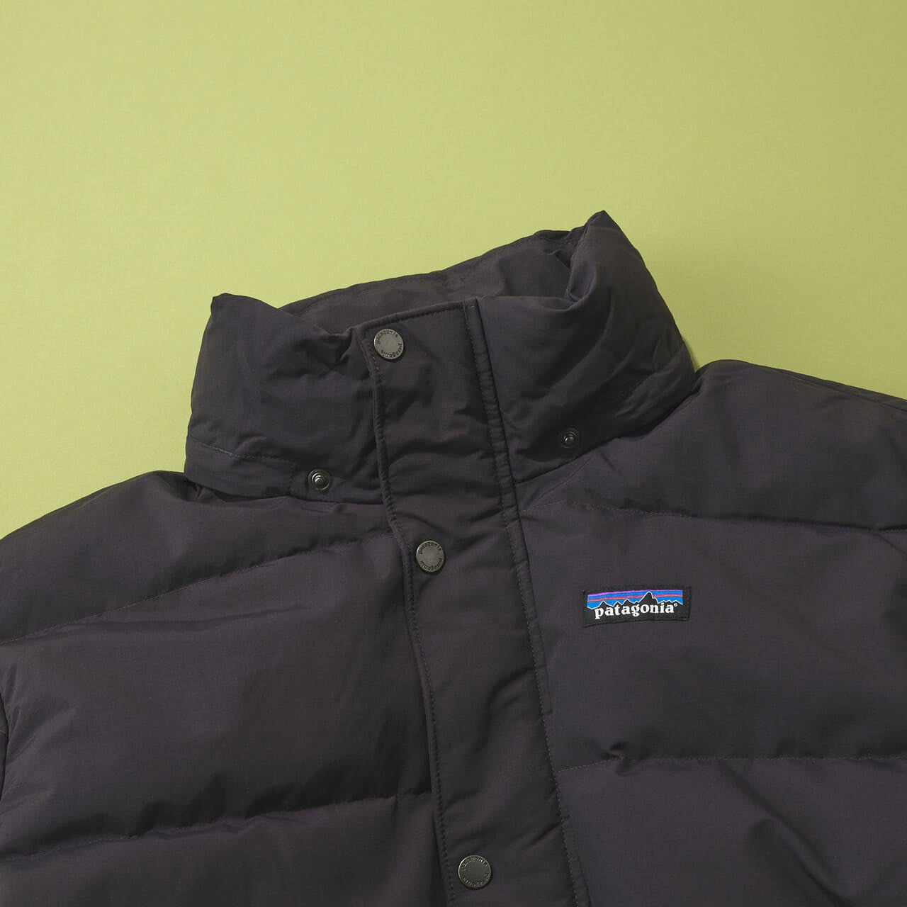 パタゴニアのメンズ・ダウンドリフト・ジャケットのスタンドカラー