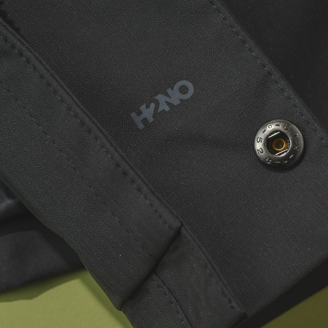 パタゴニアのメンズ・トレス・スリーインワン・パーカ ダウンジャケットの前立て