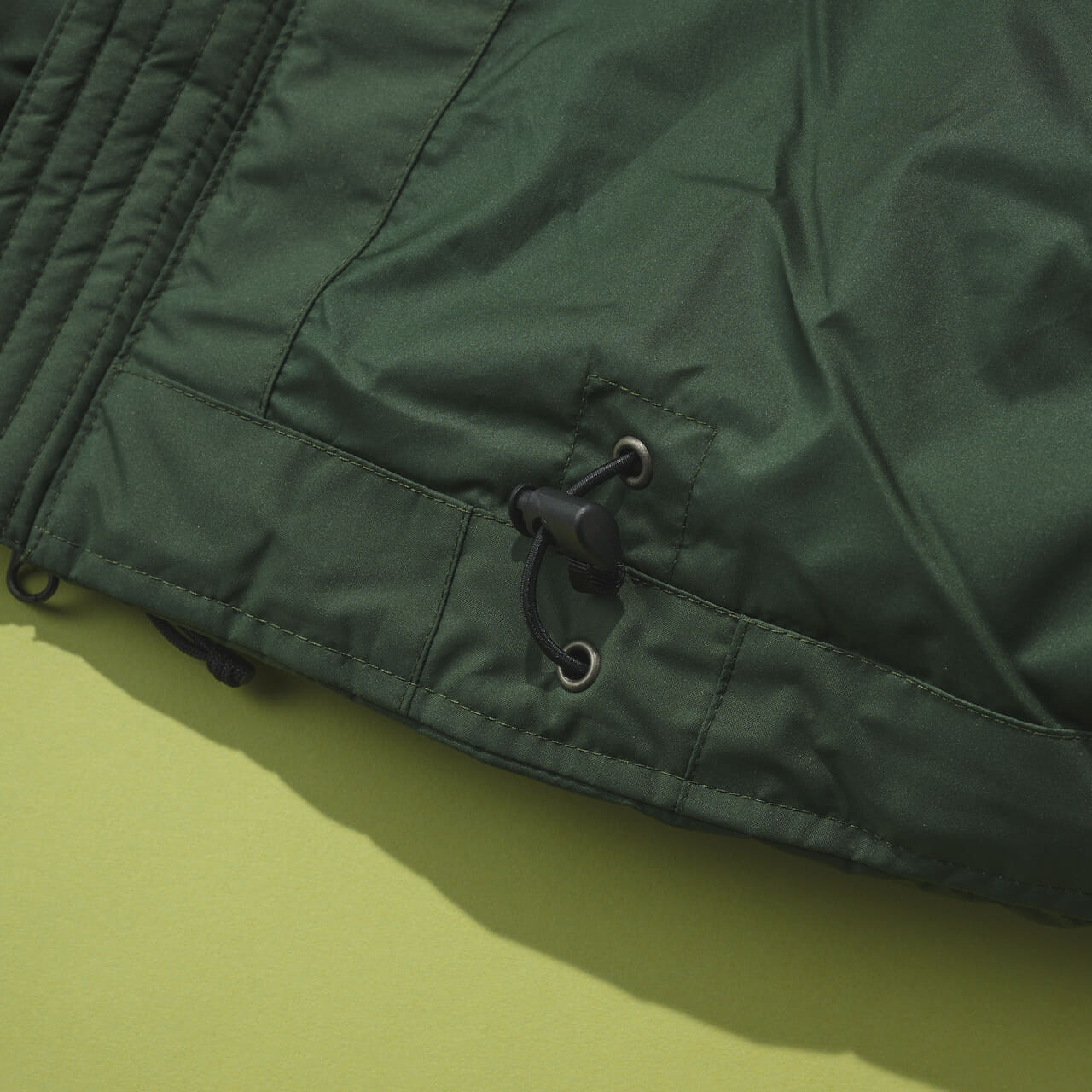 パタゴニアのメンズ・ジャクソン・グレイシャー・ジャケット ダウンの裾のドローコード