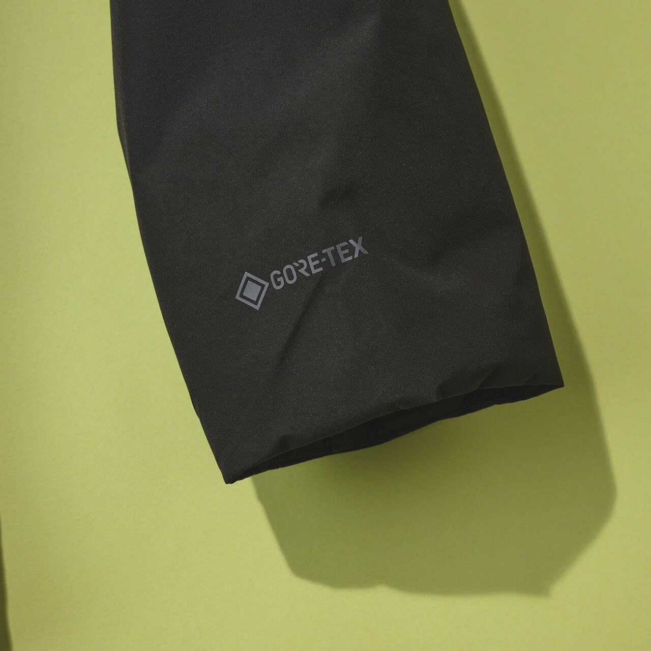 パタゴニアのメンズ・ライトウェイト・ストームシャドー・ジャケット ダウンの袖口