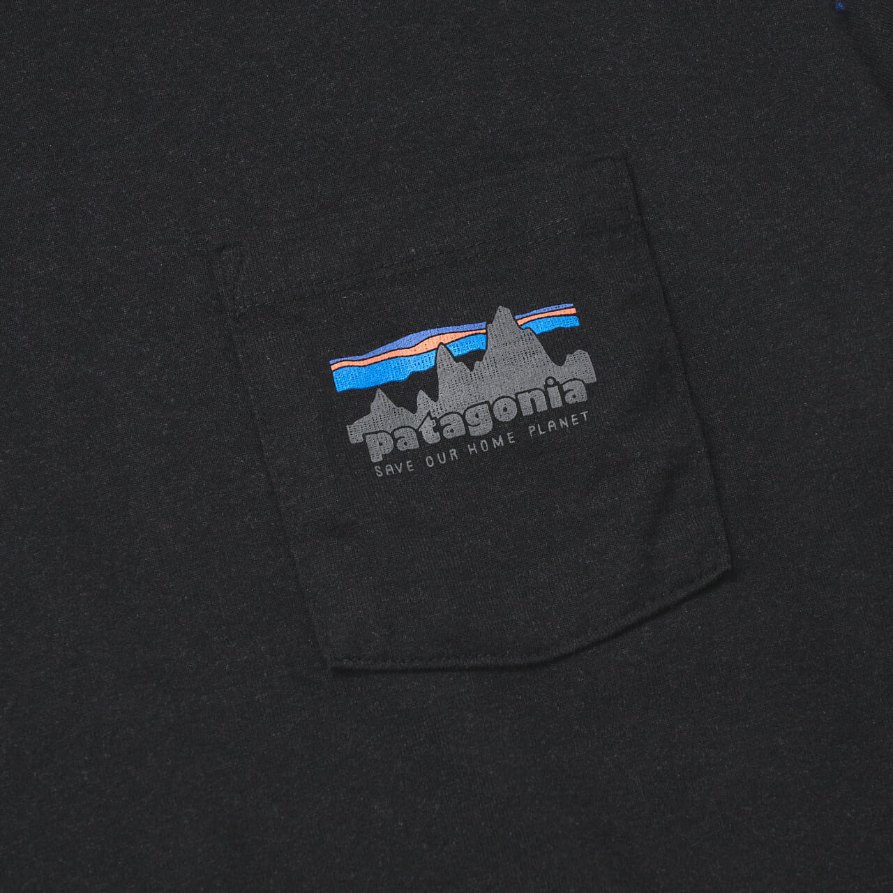 パタゴニアの黒カットソーメンズ・ロングスリーブ・'73 スカイライン・ポケット・レスポンシビリティー Tシャツの胸ポケット