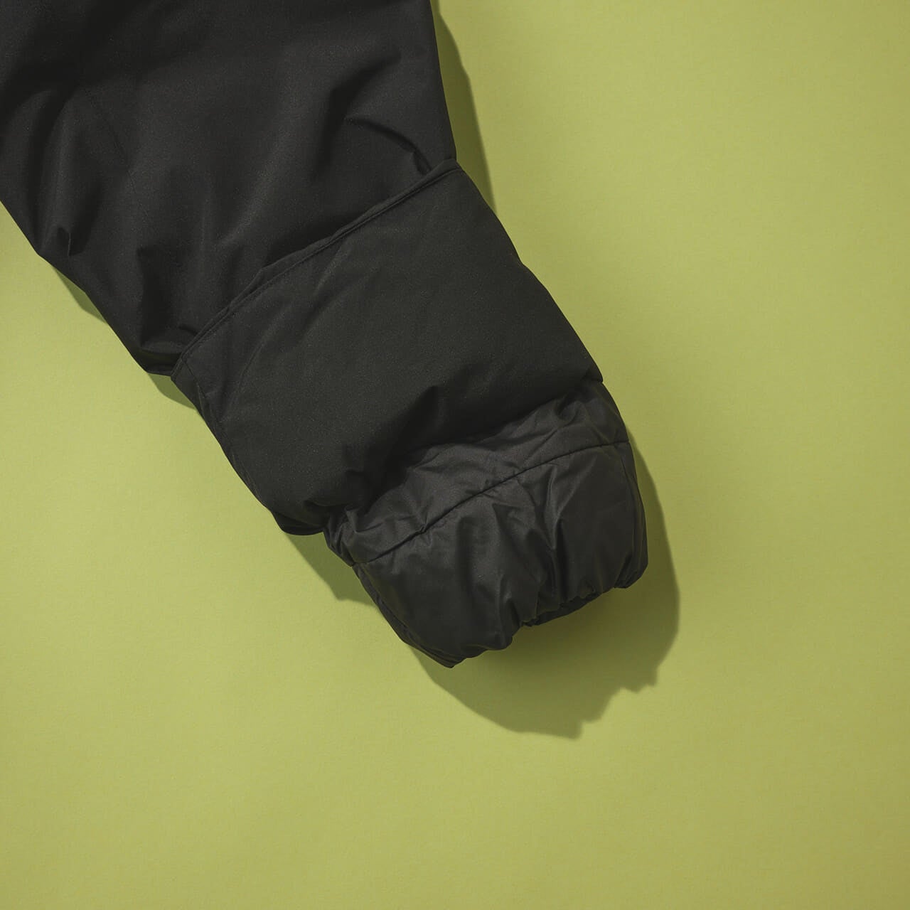 パタゴニアのメンズ・ライトウェイト・ストームシャドー・ジャケット ダウンの袖口の内側