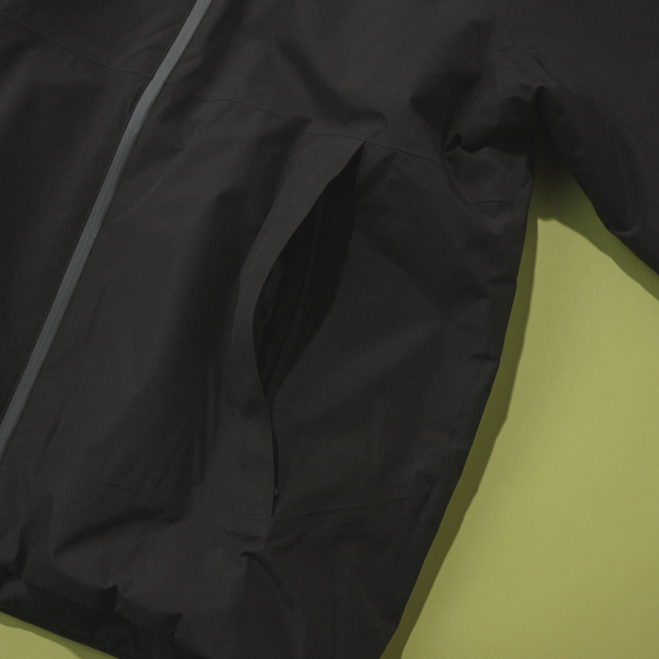 パタゴニアのメンズ・ライトウェイト・ストームシャドー・ジャケット ダウンのフロントポケット