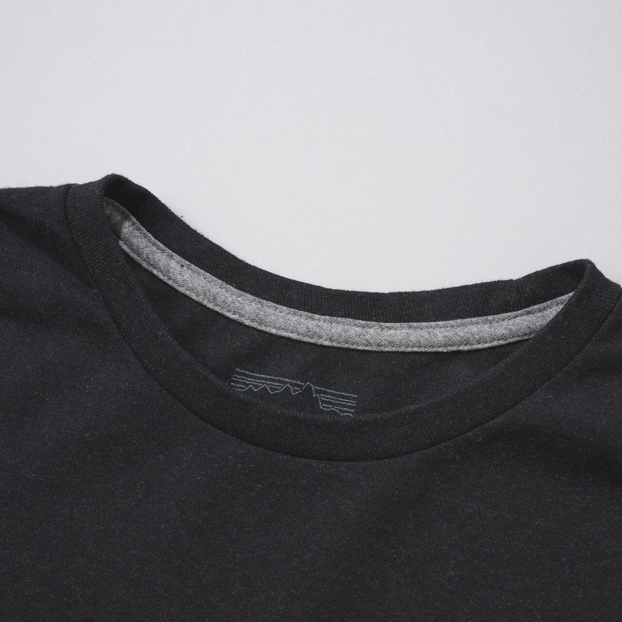 パタゴニアの黒カットソーメンズ・ロングスリーブ・'73 スカイライン・ポケット・レスポンシビリティー Tシャツのクルーネック