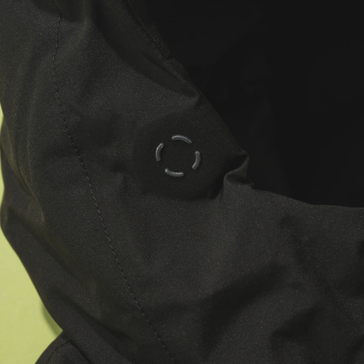 パタゴニアのメンズ・ライトウェイト・ストームシャドー・ジャケット ダウンのフードのドローコード