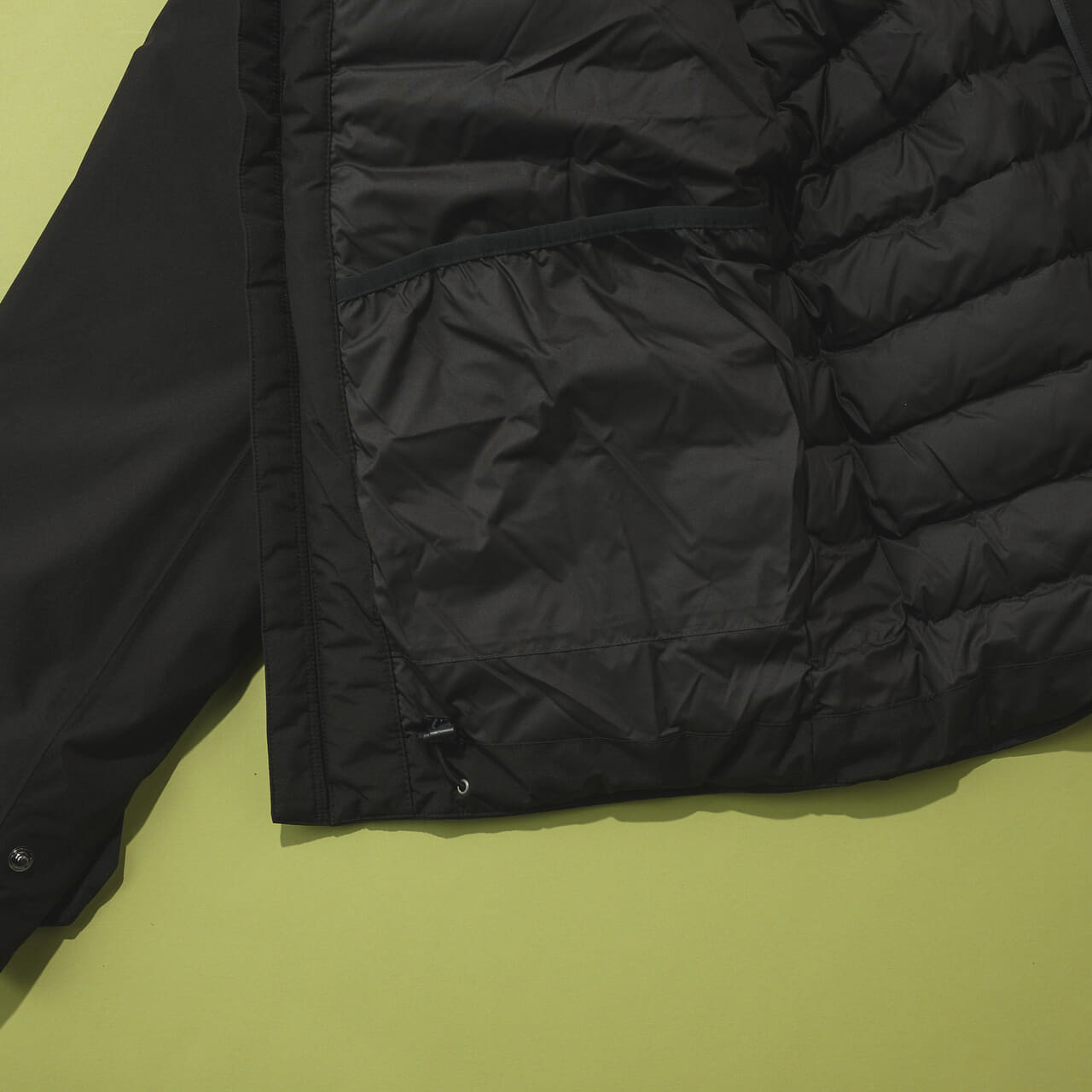 パタゴニアのメンズ・ライトウェイト・ストームシャドー・ジャケット ダウンの内側のドロップポケット