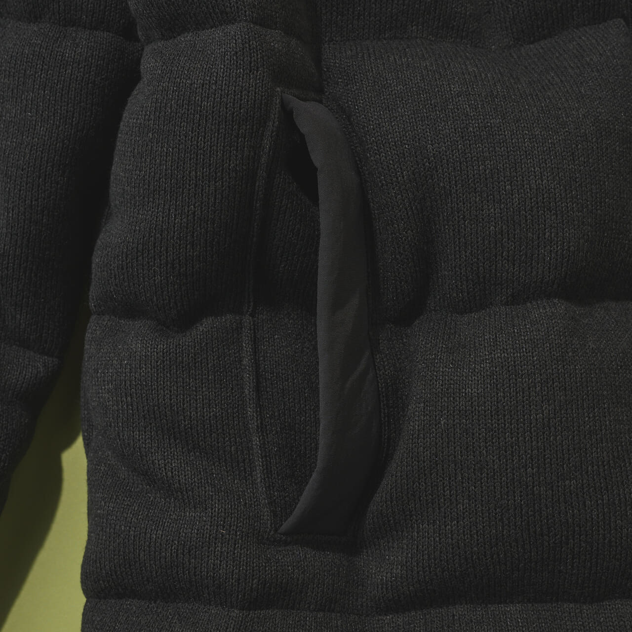 メンズ・リバーシブル・ダウン・ベター・メンズ・リバーシブル・ダウン・ベター・セーターのフロントポケット