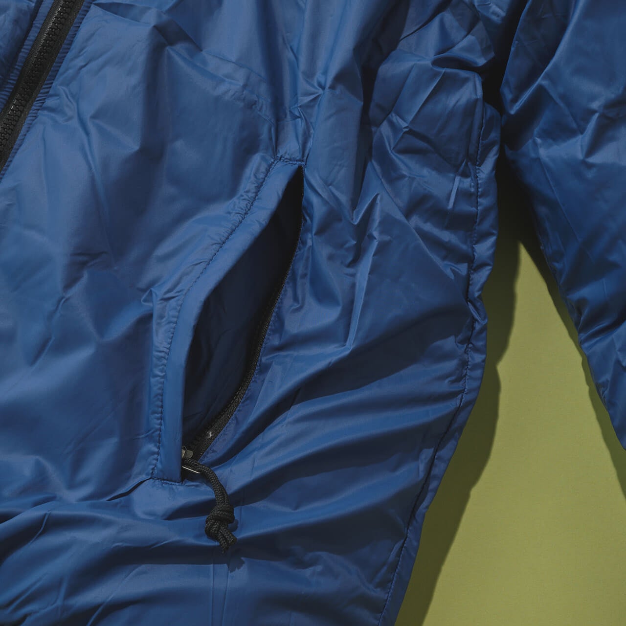 メンズ・リバーシブル・ダウン・ベター・セーターのリバーシブルにしたフロントポケット