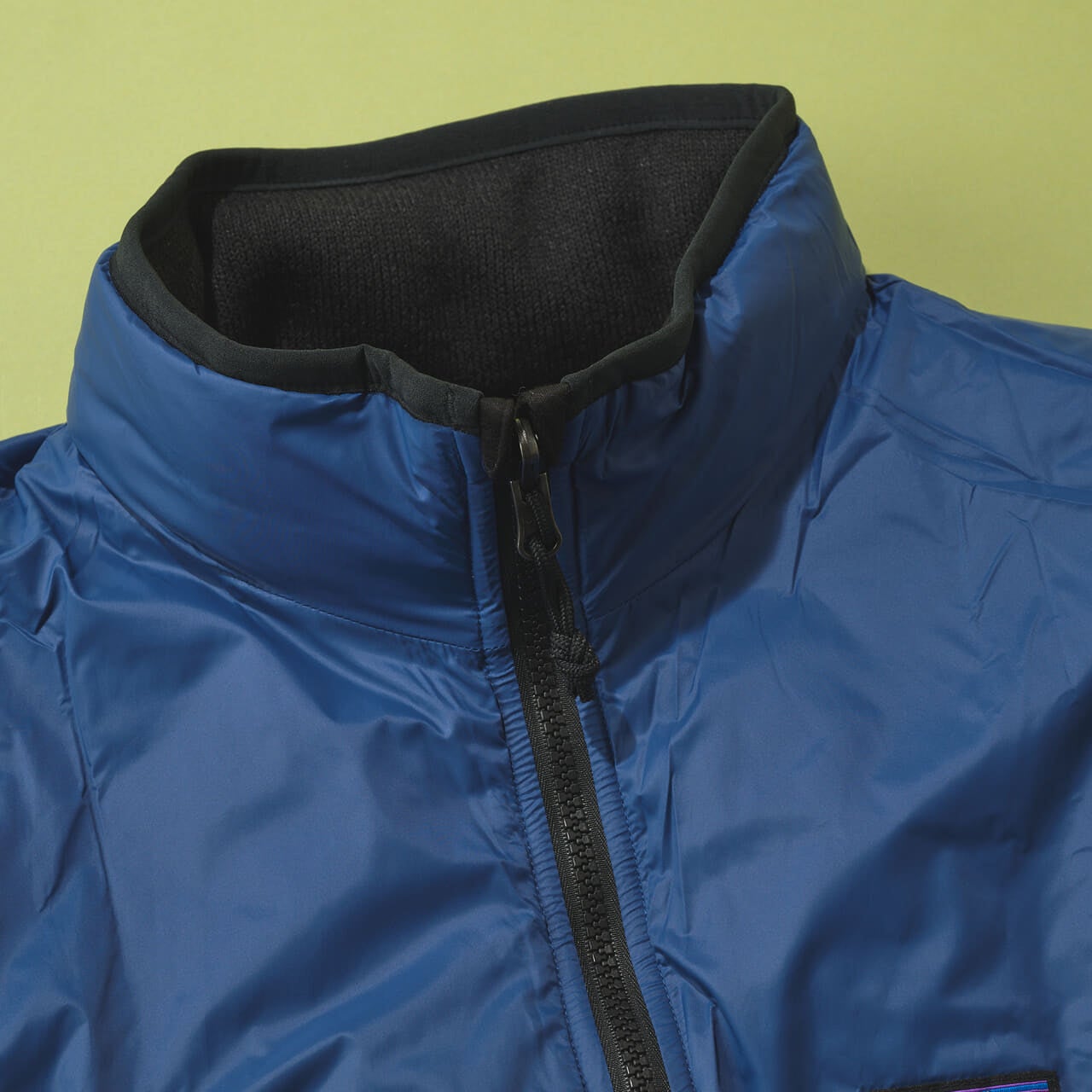 メンズ・リバーシブル・ダウン・ベター・セーターのリバーシブルのスタンドカラー