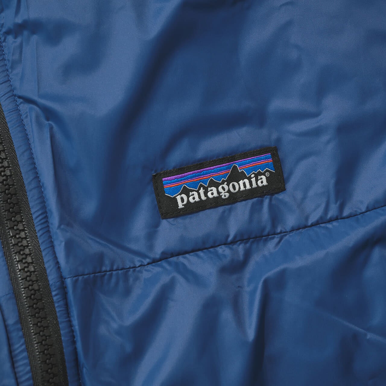 メンズ・リバーシブル・ダウン・ベター・セーターのナイロン面のロゴパッチ