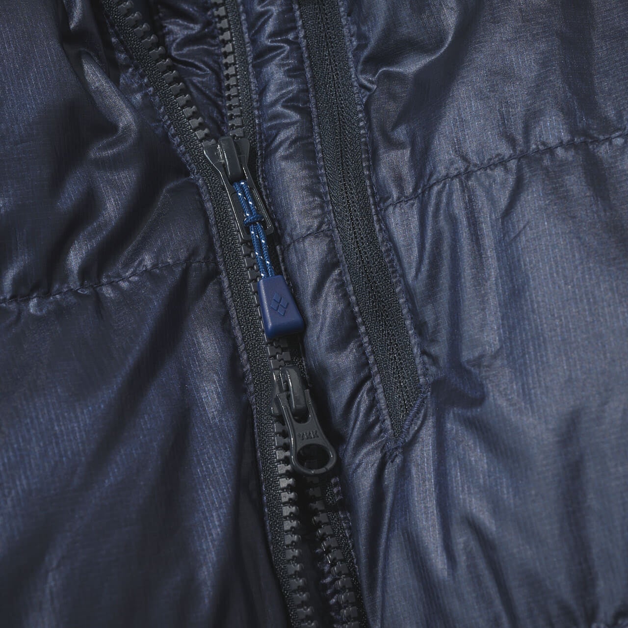 モンベルのアルパインダウン ジャケットのダブルスライダージッパー