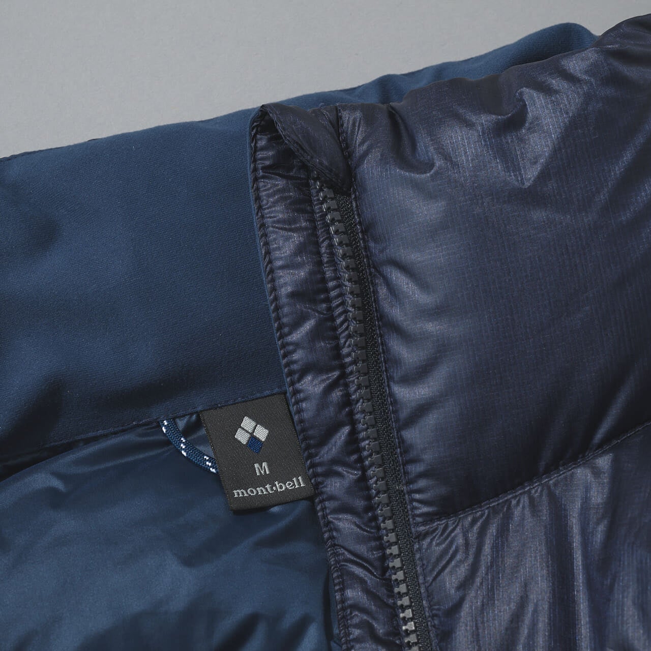 モンベルのアルパインダウン ジャケットのフロントジップのフラップ