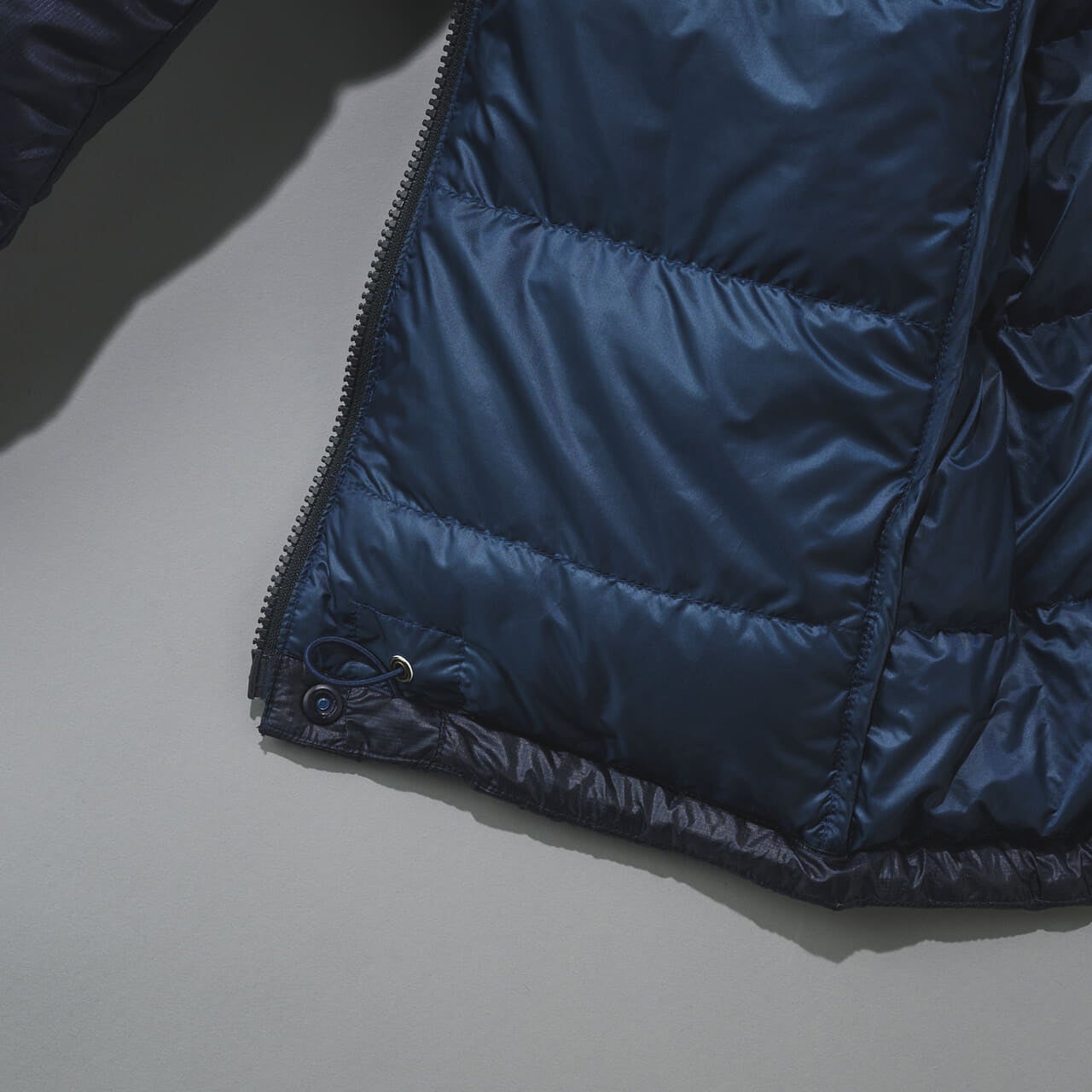 モンベルのアルパインダウン ジャケットのリードインコード・システム