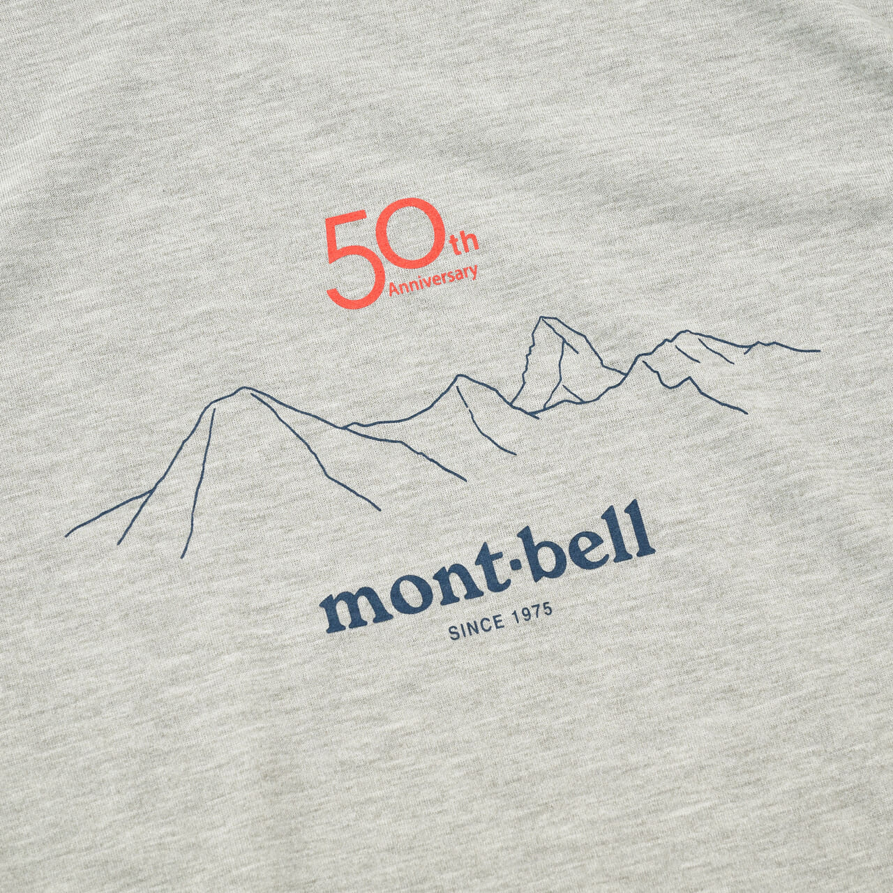 モンベルの50th WIC.ロングスリーブT サミッツ シャツのフロントロゴ