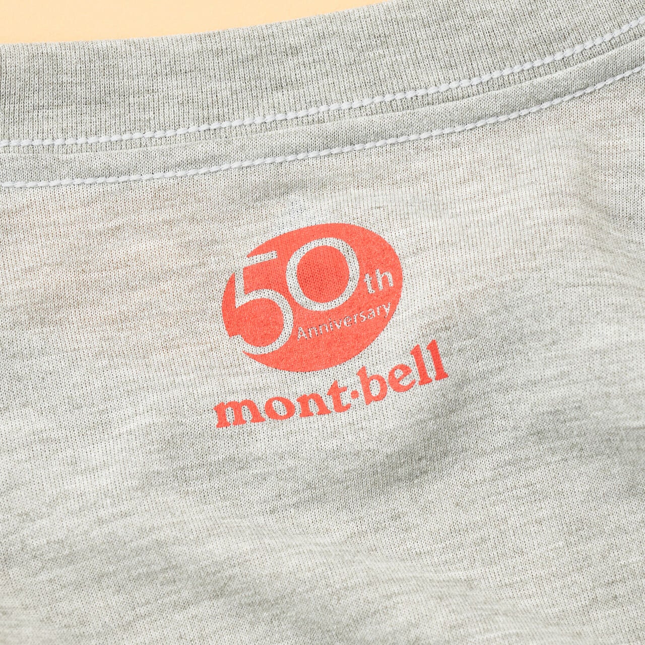 モンベルの50th WIC.ロングスリーブT サミッツ シャツの背面のロゴ