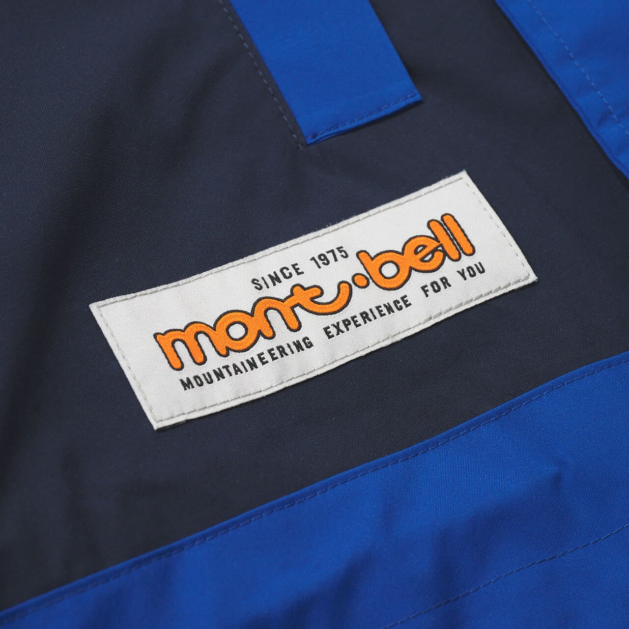 モンベルの50th スーパードリューパーカ のブランドロゴ寄り