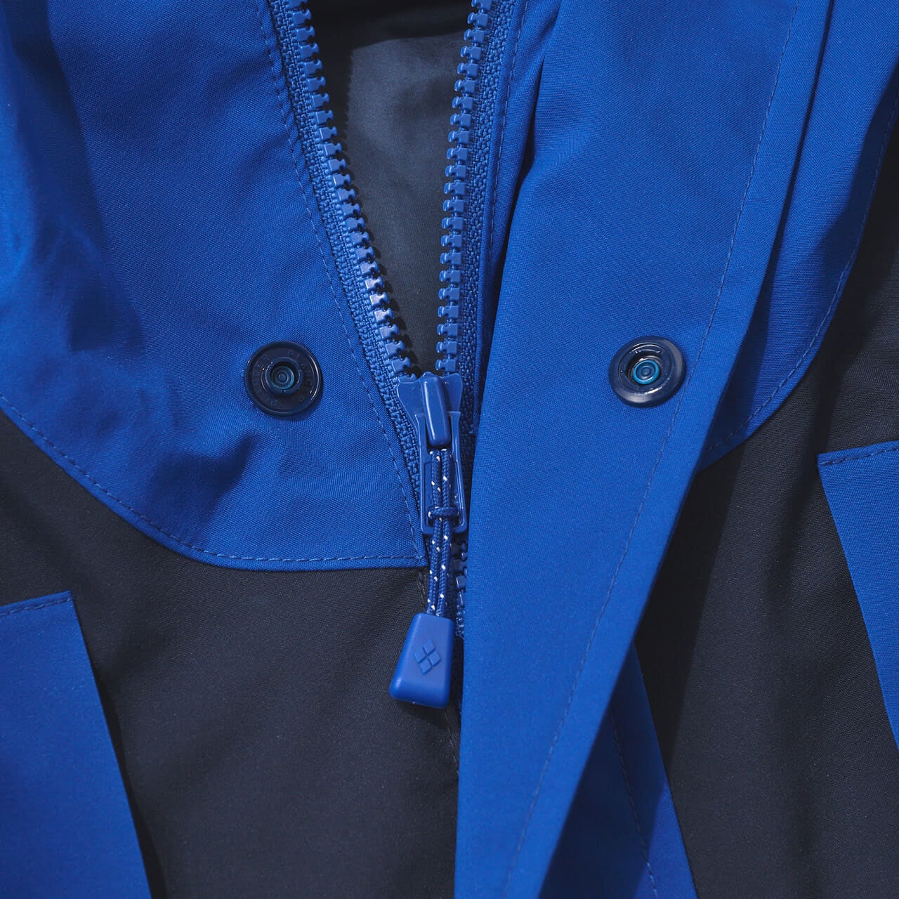 モンベルの50th スーパードリューパーカ のフロントジップとフラップ