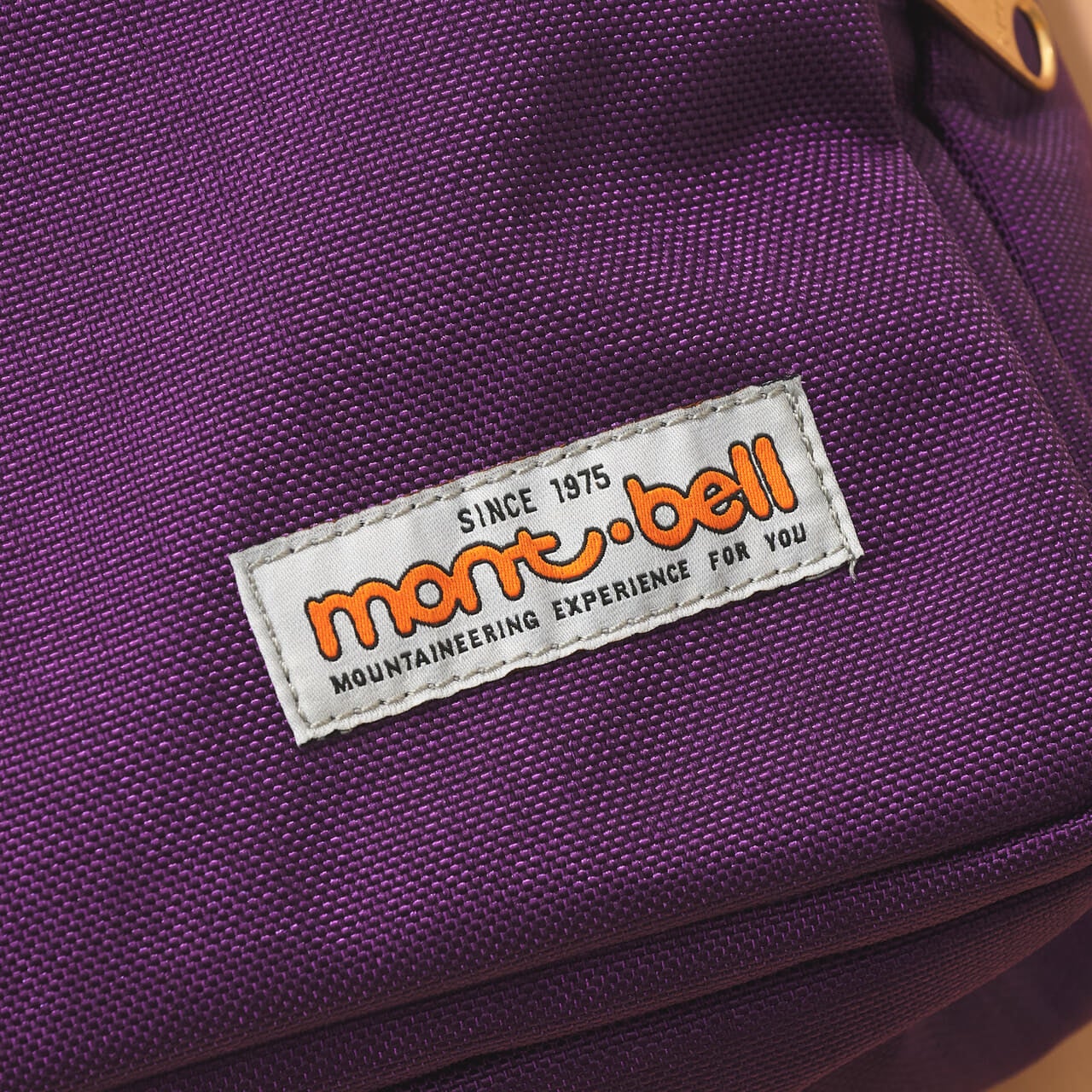 モンベルの50th ショルダーバッグのレトロなロゴ