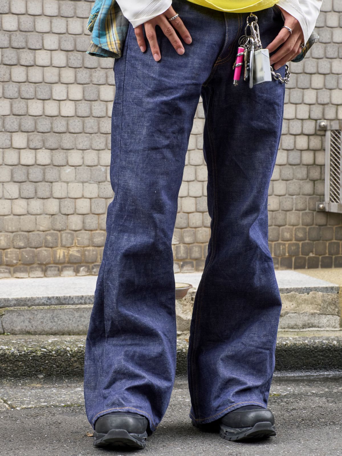 ヒューチャー アーカイブのデニムパンツ 正面